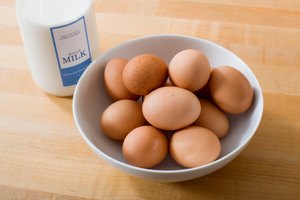 ¿Se deben consumir los huevos crudos y la leche antes o después del entrenamiento?