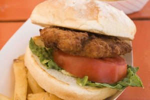 ¿Cuántas calorías hay en una hamburguesa regular, papas pequeñas y un refresco dietético de cola?