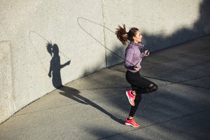 ¿Cuántas calorías se queman si saltas la cuerda 600 veces?