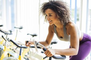¿Cuántas calorías se queman con 30 minutos de bicicleta fija?