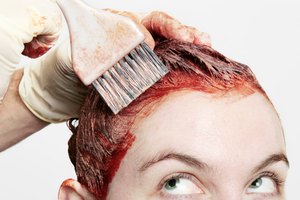 ¿Qué quitará el tinte de tu piel después de teñir tu pelo?