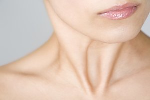Por qué le puede crecer pelo en la barbilla a una mujer