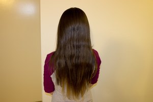 Cómo quitar el pegamento de las extensiones del cabello