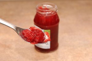 Cómo utilizar la mermelada de fresa para hacer una salsa para cubiertas