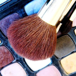 How to Get a Grant for Makeup Artistry School