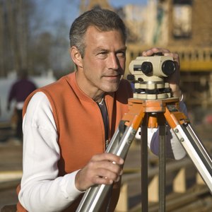 Differences Between Land Surveyor & Real Estate Appraiser