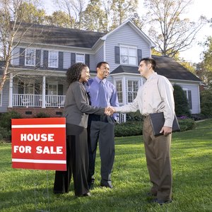 Who Pays the Commission on a Short Sale?