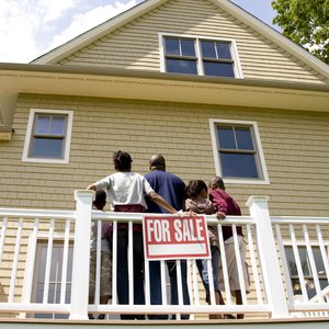 The Advantages & Disadvantages of Losing a House to Foreclosure