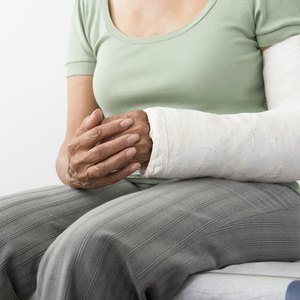 肘部和肱骨骨折的治疗需要多长时间？