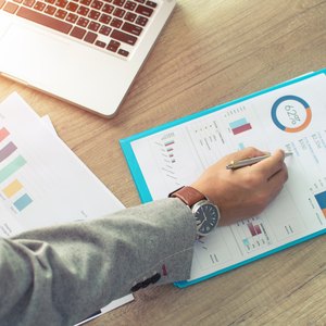 What Factors Might Influence a Firm's Price Earnings Ratio?