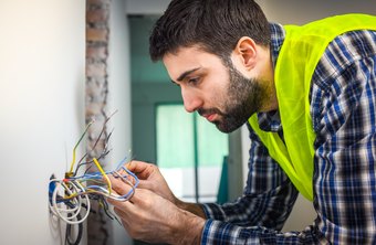 Differences Between a Journeyman & a Master Electrician  