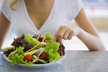 Vegetables and other nutritious foods promote ovarian health.
