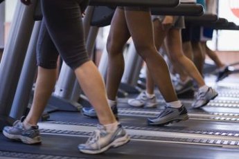 Alternating walking and running on a treadmill is an effective way to burn calories.