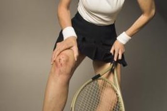 Knee injuries can -- but do no have to -- interfere with your ability to safely perform a deadlift.