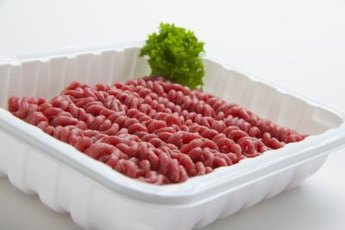 Ground beef can be one of the many meats your cat eats.
