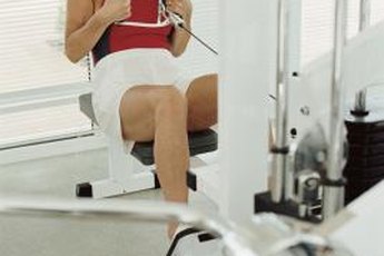 Pulling movements, such as seated cable rows, strengthen the lats and rhomboids.