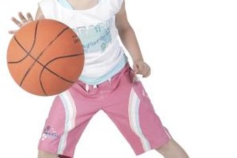 Basketball beginners should first learn how to dribble the ball.