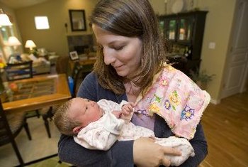 Obraz "Mama i dziecko" autorstwa Mat Hayward z serwisu Fotolia.com Zarówno noworodki, jak i nowe matki potrzebują kalorii i składników odżywczych, aby dobrze się rozwijać.