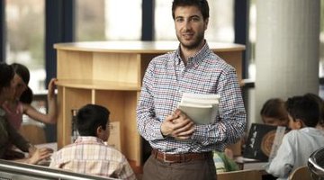  profesor de idiomas con libros de clase