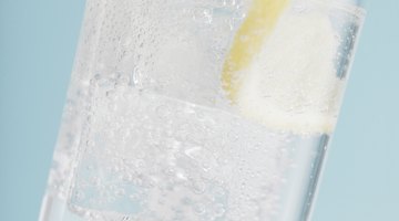 Beber agua de limón para el acné