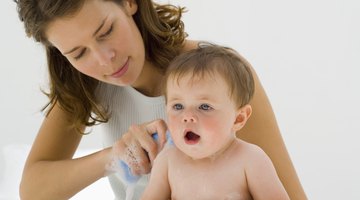 ¿Puede la costra láctea hacer que el cabello de un bebé se caiga?