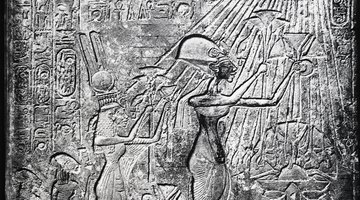 Art of the Amarna Period shows Akhenaten worshipping the sun god Aten.
