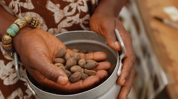 Shea nut extraction (Flickr Photo/whiteafrican)