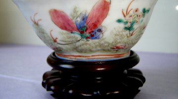 Uważa się, że ta ceramiczna miska pochodzi z czasów dynastii Qing.