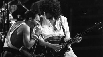 Queen był nie tylko jednym z najbardziej znanych brytyjskich zespołów na świecie, jego nazwa i królewska estetyka są wyraźnym nawiązaniem do brytyjskiej kultury.
