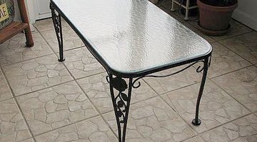The repainted metal table looks like new.
