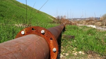 Flows are determined in pipelines by differential pressure measurements.