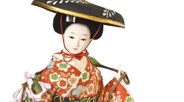 Geisha and samurai were popular figurines.