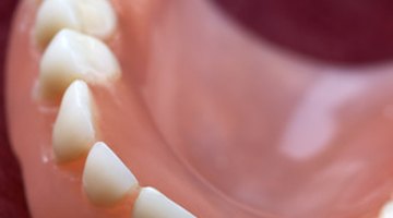 Cómo eliminar las manchas de nicotina de las dentaduras