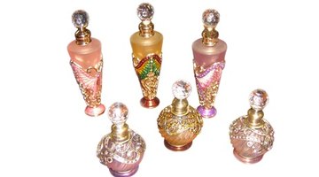 Wiele tańszych perfum używa syntetycznych olejków zapachowych.