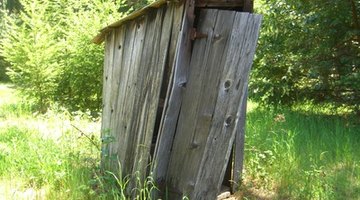 Do not leave large gaps or holes in the walls of the outhouse.