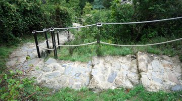 Use flat natural stones to create a unique stairway