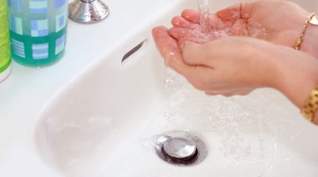 Umyj ręce przed dotknięciem przekłutych uszu lub kolczyków.