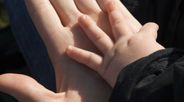 Los beneficios del aceite de almendras para las manos secas y  las uñas frágiles
