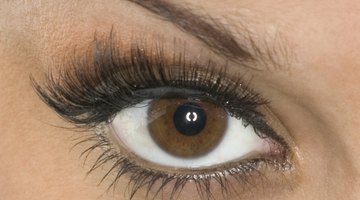 Reacción alérgica a las extensiones de pestañas: hinchazón en los ojos 