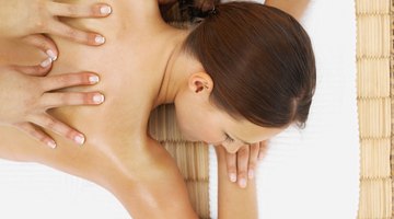 ¿Qué causa una sensación de ardor bajo la piel de la espalda?