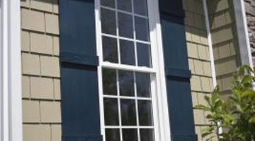 Doskonały przykład okna w stylu Colonial Revival.