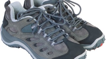 Utiliza zapatos resistentes de buena fabricación, y reemplázalos con frecuencia para evitar un desgaste desigual.