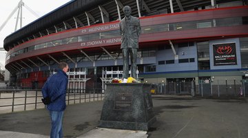 Statua Sir Taskera Watkinsa VC na zewnątrz Cardiff's Millennium Stadium upamiętnia wybitnego Walijczyka.