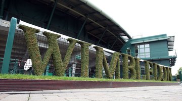 Teren Wimbledonu z żywopłotem, który nie pozostawia gościom wątpliwości, gdzie się znajdują.