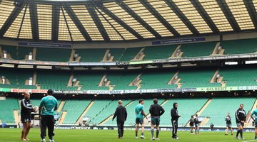 Przyjezdni nowozelandzcy All Blacks trenują w Twickenham.