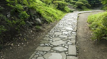 Mixing fieldstone and flagstone yields a unique look.