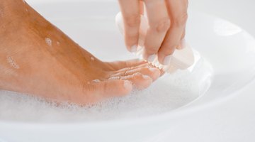 Mantén los pies limpios para evitar la acumulación de suciedad y sudor.