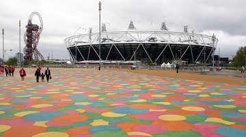 Stadion Olimpijski w Londynie z rzeźbą ArcelorMittal Orbit, po lewej