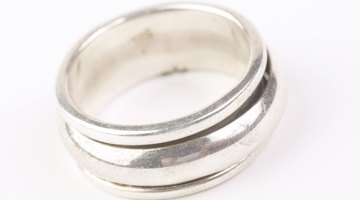Los anillos de plata esterlina son más pesados ​​que el oro blanco y otros metales.
