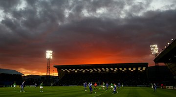 Zachód słońca w Windsor Park podczas meczu piłki nożnej pomiędzy Irlandią Północną a Słowacją w 2009 roku.